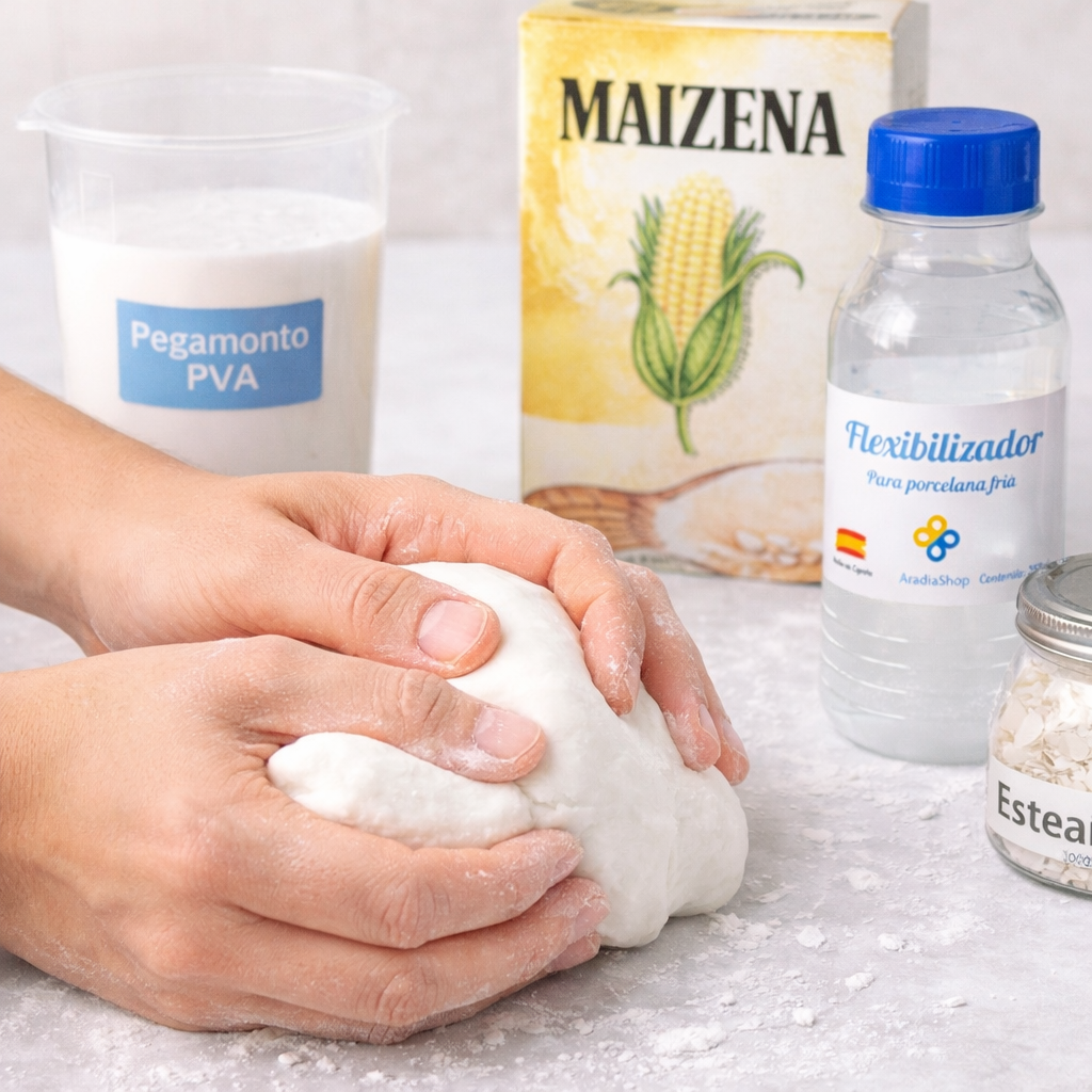 Manos amasando porcelana fría cremosa con ingredientes y flexibilizante