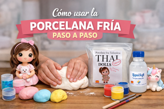 Manos amasando porcelana fría con materiales de modelado, porcelana fría DOLLS y ablandador Liquisoft paso a paso