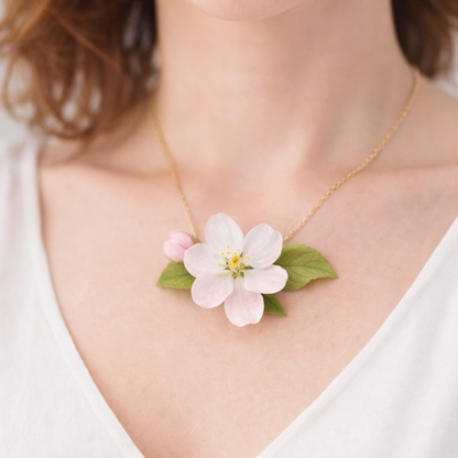 collar con flor de manzano en porcelana fría realista