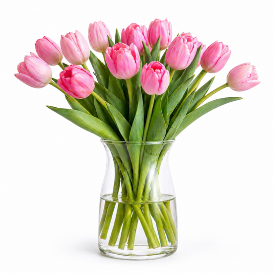 tulipanes en porcelana fría realistas en jarrón fondo blanco