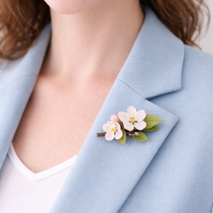 flor de manzano en porcelana fría en solapa estilo natural