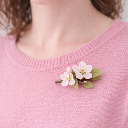 broche de flor de manzano en porcelana fría realista hecho a mano