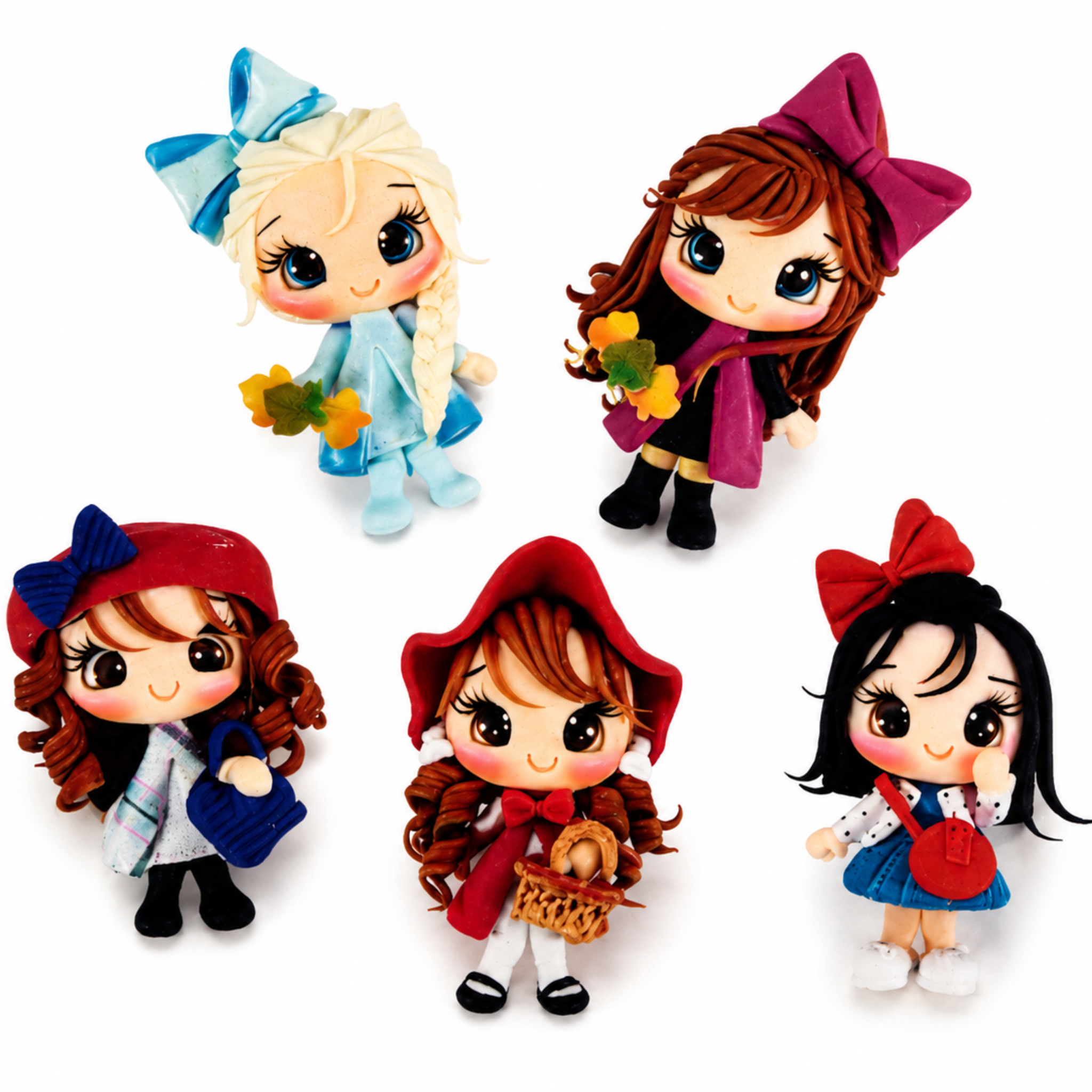 Cinco muñequitas kawaii realizadas en porcelana fría con diferentes estilos, ropa y accesorios creados con molde de silicona.