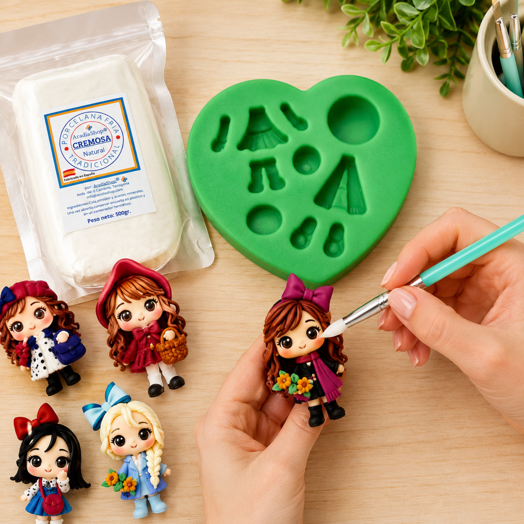 Cinco muñequitas kawaii realizadas en porcelana fría con diferentes estilos, ropa y accesorios creados con molde de silicona.