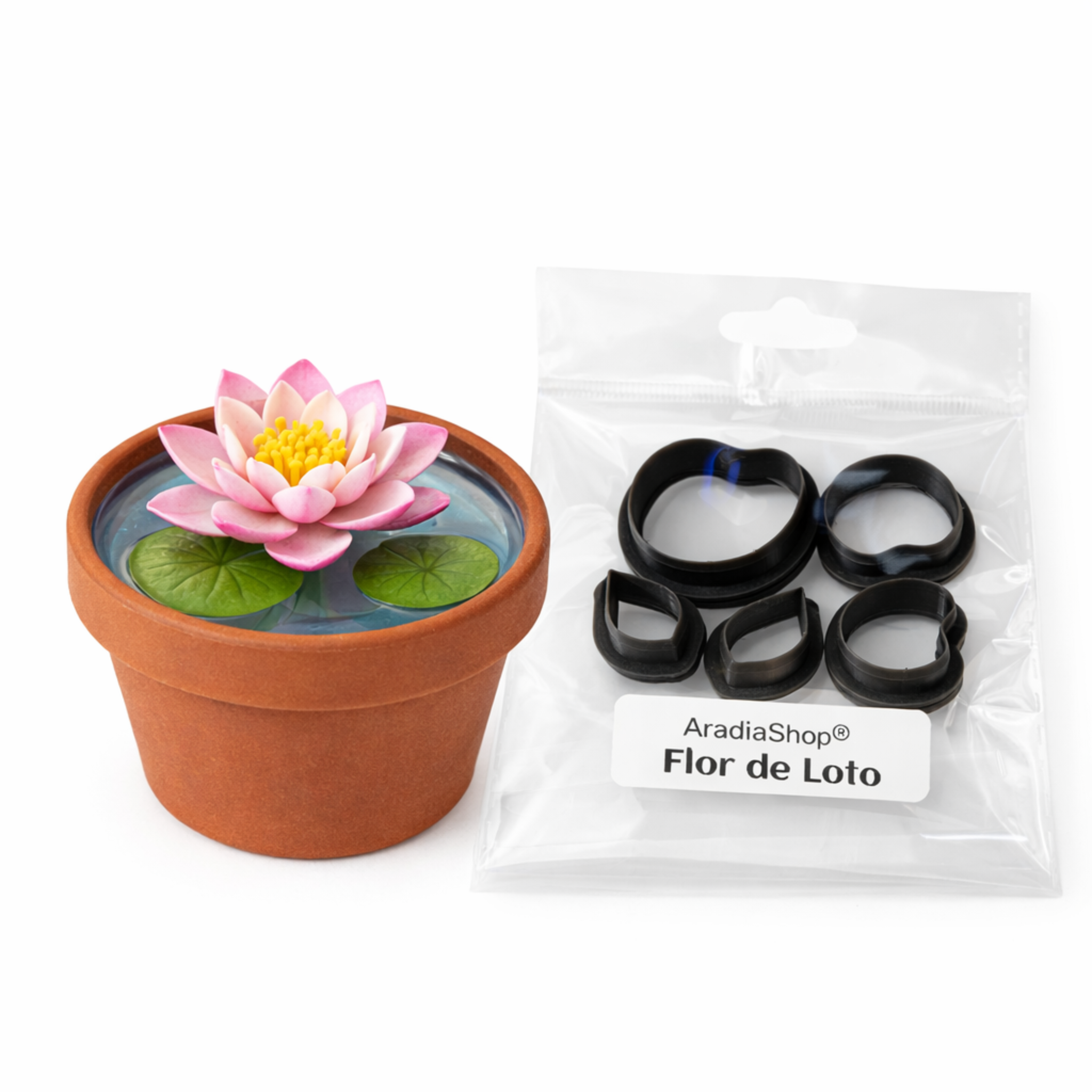Cortadores de flor de loto AradiaShop junto a planta real como referencia para porcelana fria