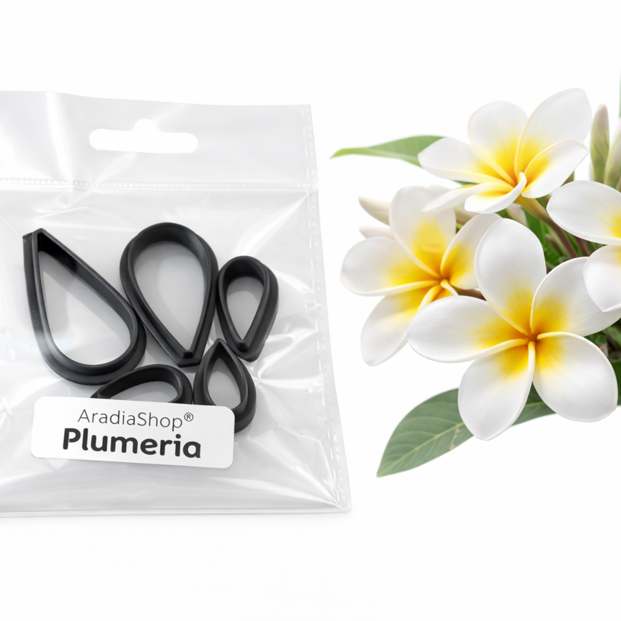 Cortadores de plumeria en miniatura AradiaShop junto a flores de referencia para porcelana fria