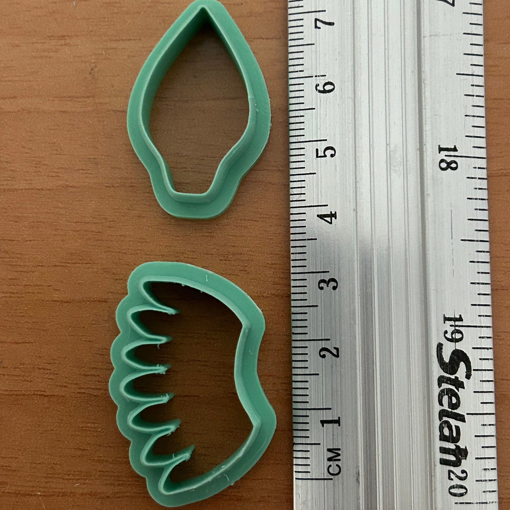 Medidas de cortadores de dalia AradiaShop para porcelana fria con referencia de tamaño