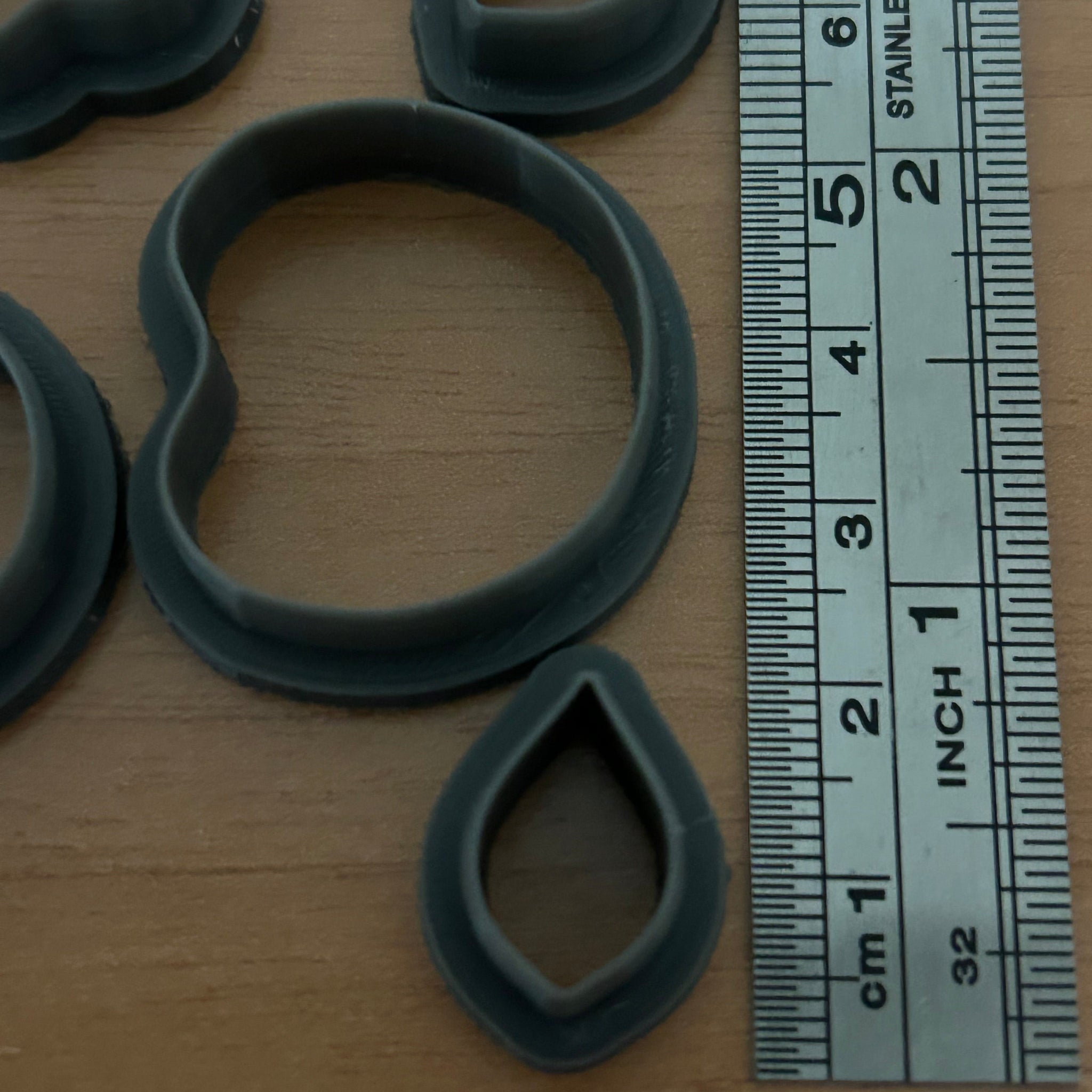 Medidas de cortadores de flor de loto AradiaShop para porcelana fria con referencia de tamaño