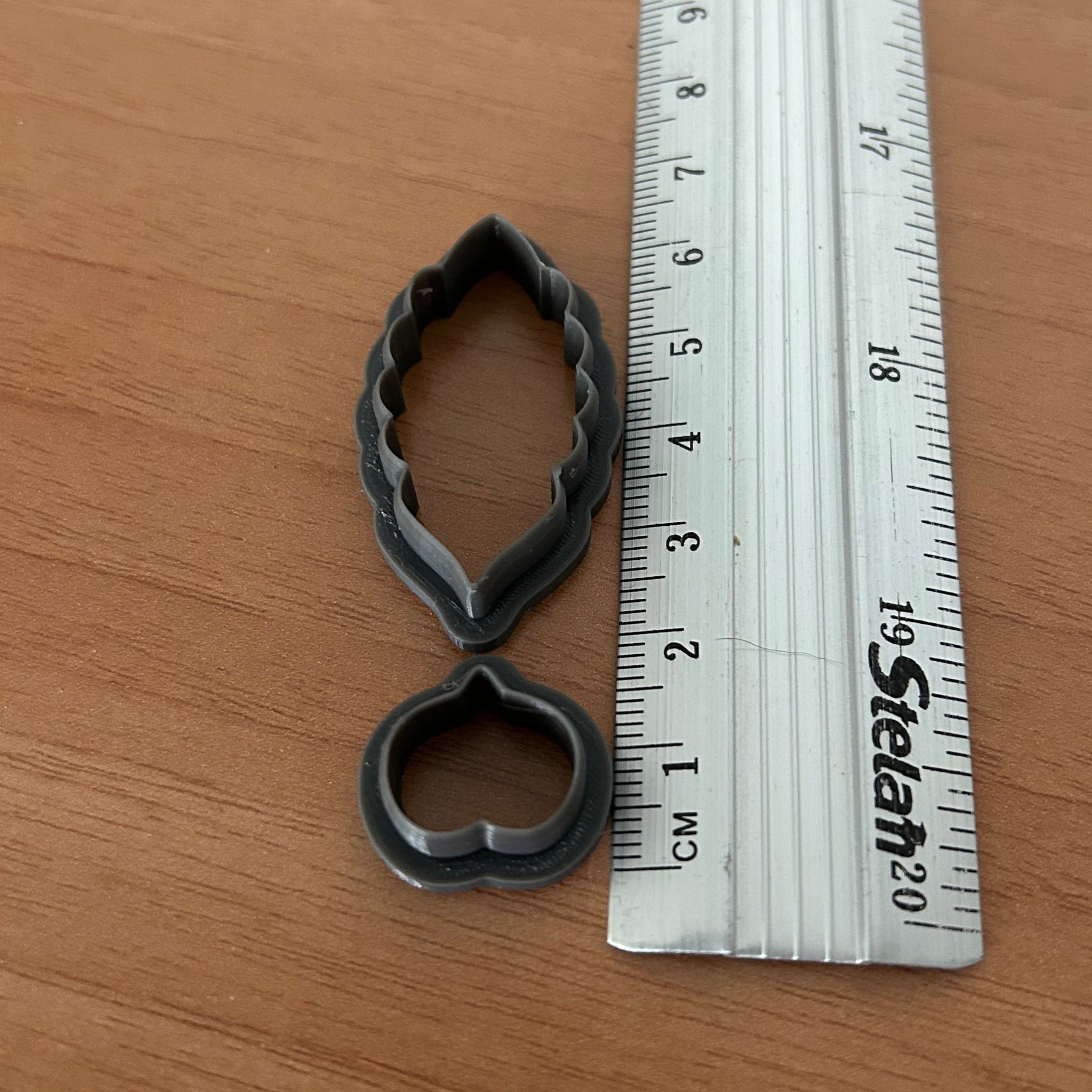 Medidas de cortadores de pensamiento AradiaShop para porcelana fria con referencia de tamaño