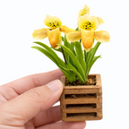 Flor Paphiopedilum en porcelana fria en maceta cuadrada de madera realizada con cortadores AradiaShop
