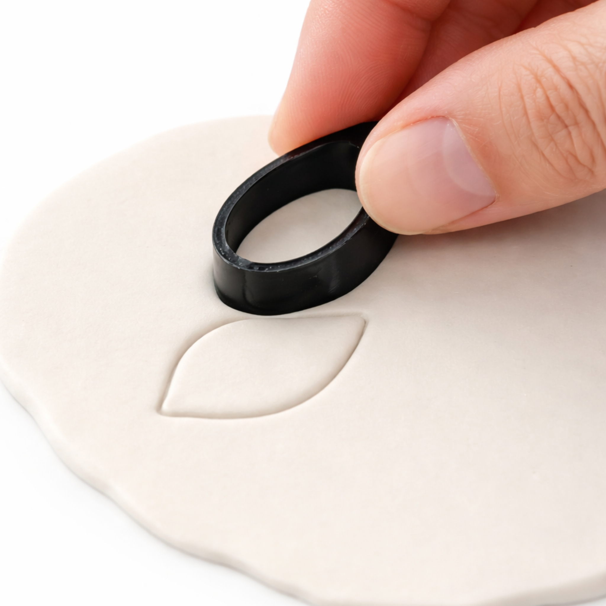 Uso de cortadores de dalia AradiaShop cortando porcelana fria con precisión